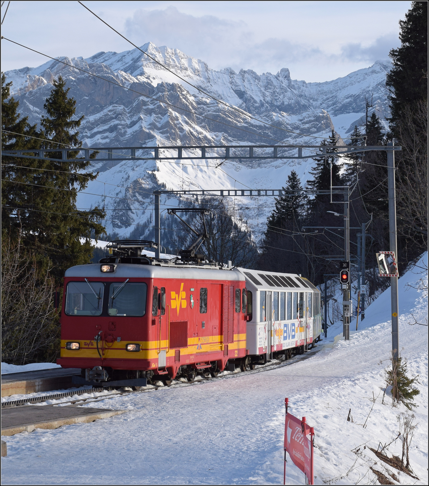 Die Lokomotive HGe 4/4 32 'Villars' wurde 1964 von SIG und MFO an die BVB geliefert. Wahrscheinlich k�nnte man sie ungestraft auch als Gep�cktriebwagen bezeichnen. In der Skisaison kommt sie mit den Panoramawagen zum Einsatz, da braucht es durchaus gen�gend Rollmaterial im Einsatz, um den Andrang an Skifahrern zu gen�gen, im oberen Streckenteil zum Col de Bretaye sind gleichzeitig vier Zuggarnituren im Einsatz. Bouquetins, Januar 2026.