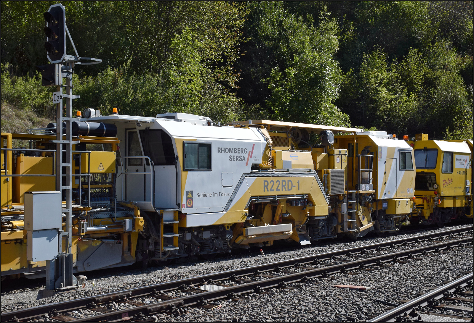 Die Planier- und Verdichtmaschine Xm 4/5 210147 ist eine R22RD-1 von Matisa in Diensten von Rhomberg-Sersa. Sie ist sehr kurz geraten, damit sie auf den Drehscheiben der RhB in Arbeitsrichtung gedreht werden kann. Sie ist neueren Datums und erst seit 2022 in Betrieb. Tiefencastel, September 2026.