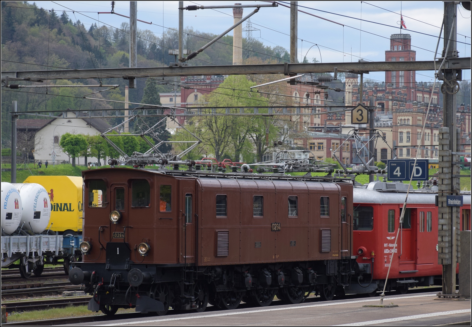 Die RVT-Fahrt zum Feldschlösschen.

Ae 3/6 III 10264 in Rheinfelden mit dem Exkursionsziel im Hintergrund. April 2023.