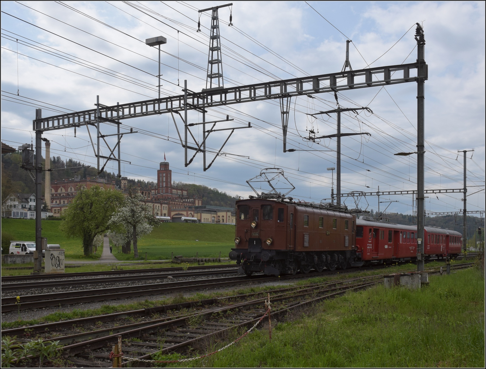 Die RVT-Fahrt zum Feldschlsschen.

Ae 3/6 III 10264 mit dem RVT-Zug bei der Einfahrt nach Rheinfelden. April 2023.