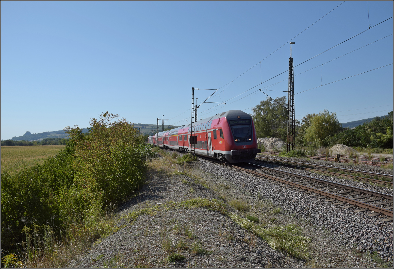 Die Schwarzwaldbahn wird von 146 235 durch Welschingen geschoben. August 2026.