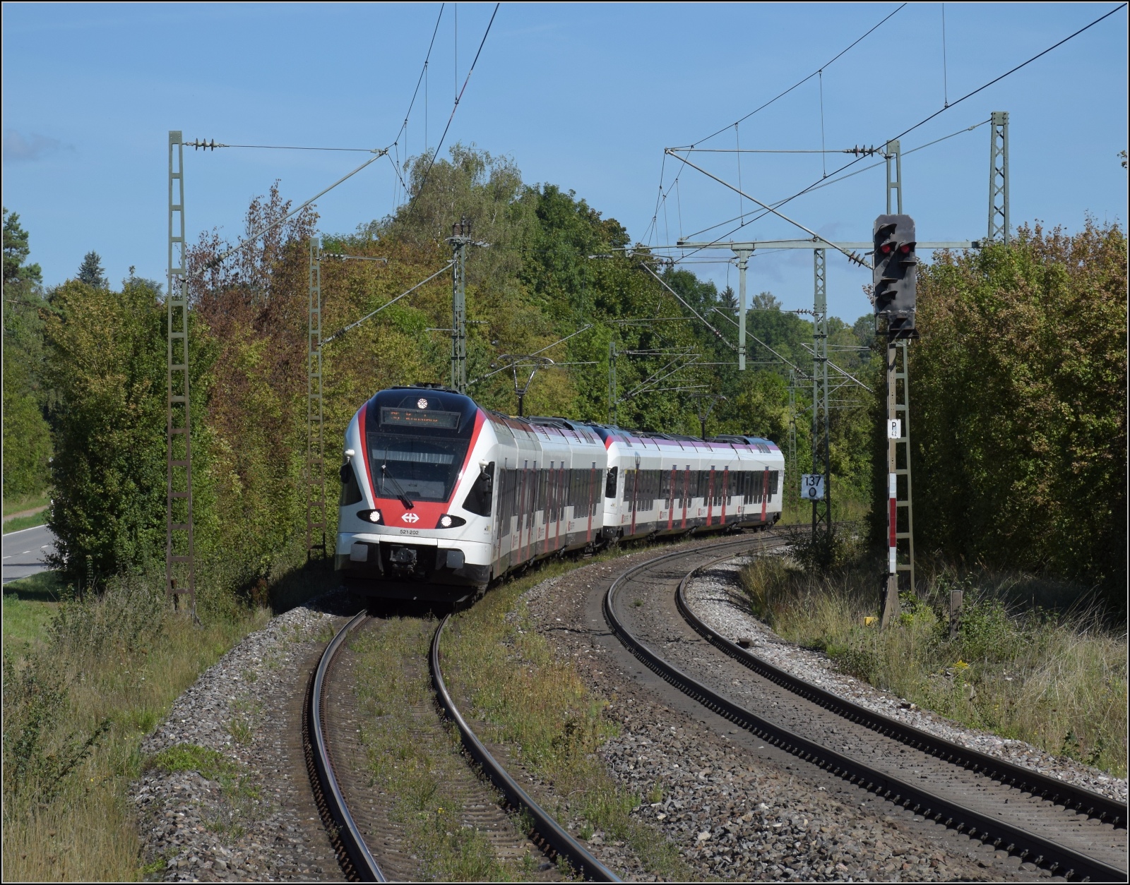Die Seehasen RABe 521 002 und RABe 521 007 in Welschingen. September 2023.