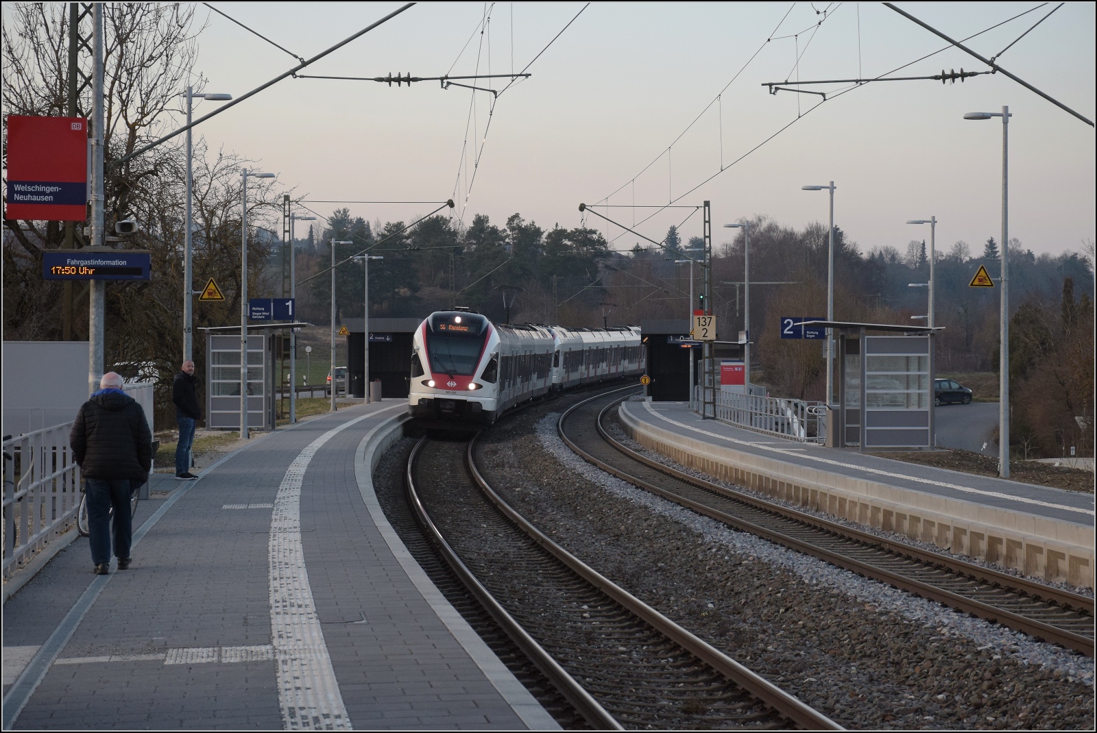 Die Seehasen RABe 521 201 und RABe 521 202 treffen in Welschingen ein. März 2023.