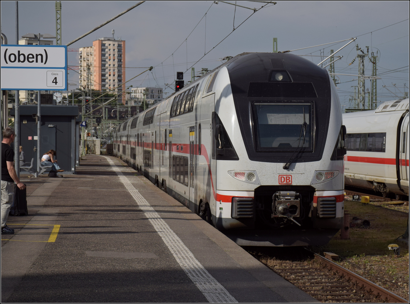Die Tage der komfortablen 4010 bei der DB sind leider gezählt, sie sind bereits zur ÖBB verkauft. In Österreich bahnt sich ein Goldstandard namens Kiss an. Wo kämen wir auch hin, wenn die DB-Züge auf der Gäubahn zuverlässiger arbeiten als alle anderen IC2. Da muss ein Bundesstandard her mit mindestens gleich viel Ausfällen und Zipperlein. Hier noch 4010 005 in ganzer Pracht am Bahnsteig in Stuttgart. 