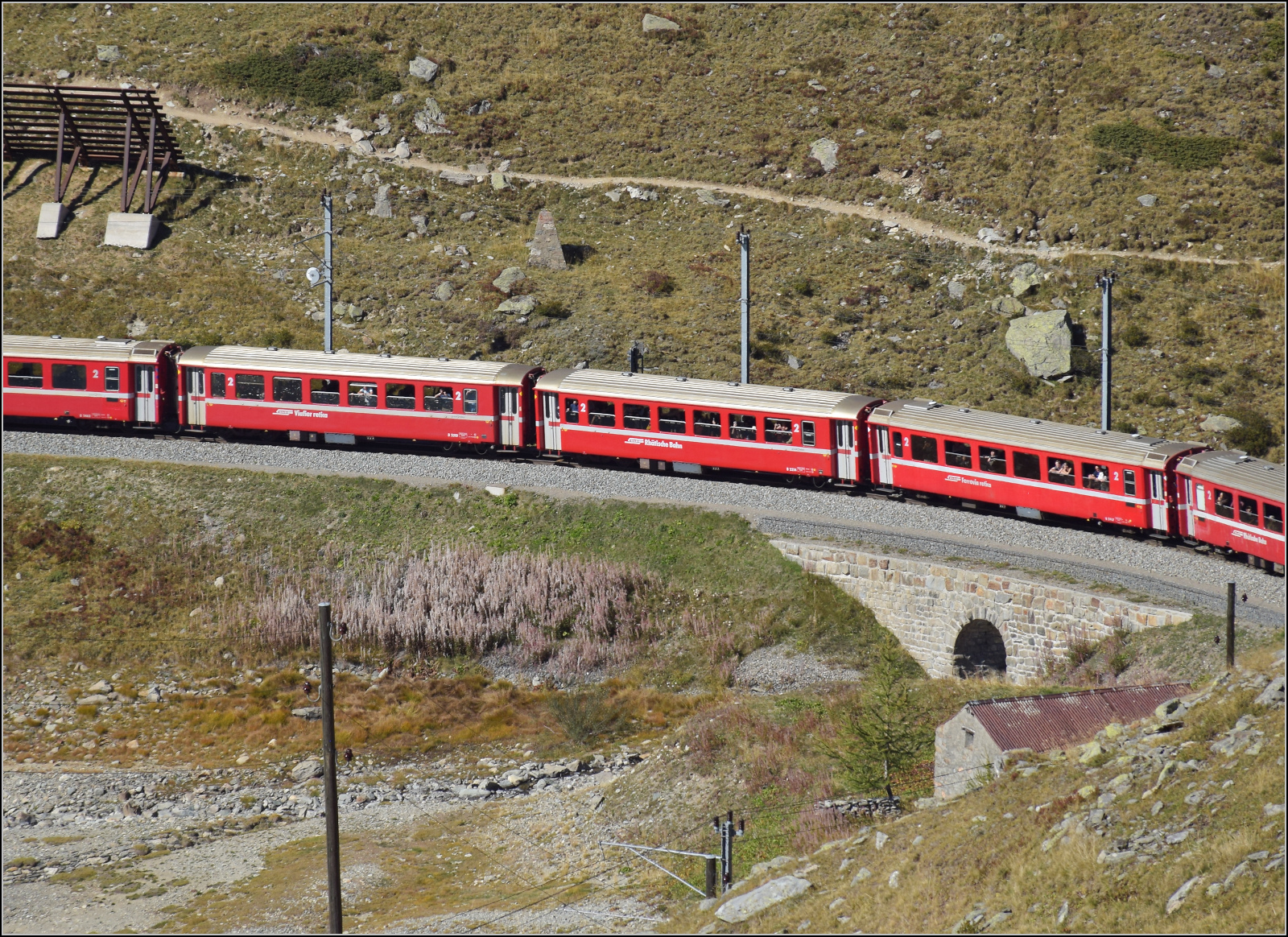 Die Wagen B 2310, B 2314 sind EW I in der kurzen Variante, die 1968 von FFA an die RhB geliefert wurden und rechts B 2467 ist einer von nur 10 EW III. Er wurde 1983 von FFA geliefert.

Im September versehen sie ihren Dienst in einem Regionalzug auf der Berninastrecke. Hier direkt auf der Gemeindegrenze zwischen Pontresina und Poschiavo am Lago Bianco. September 2026