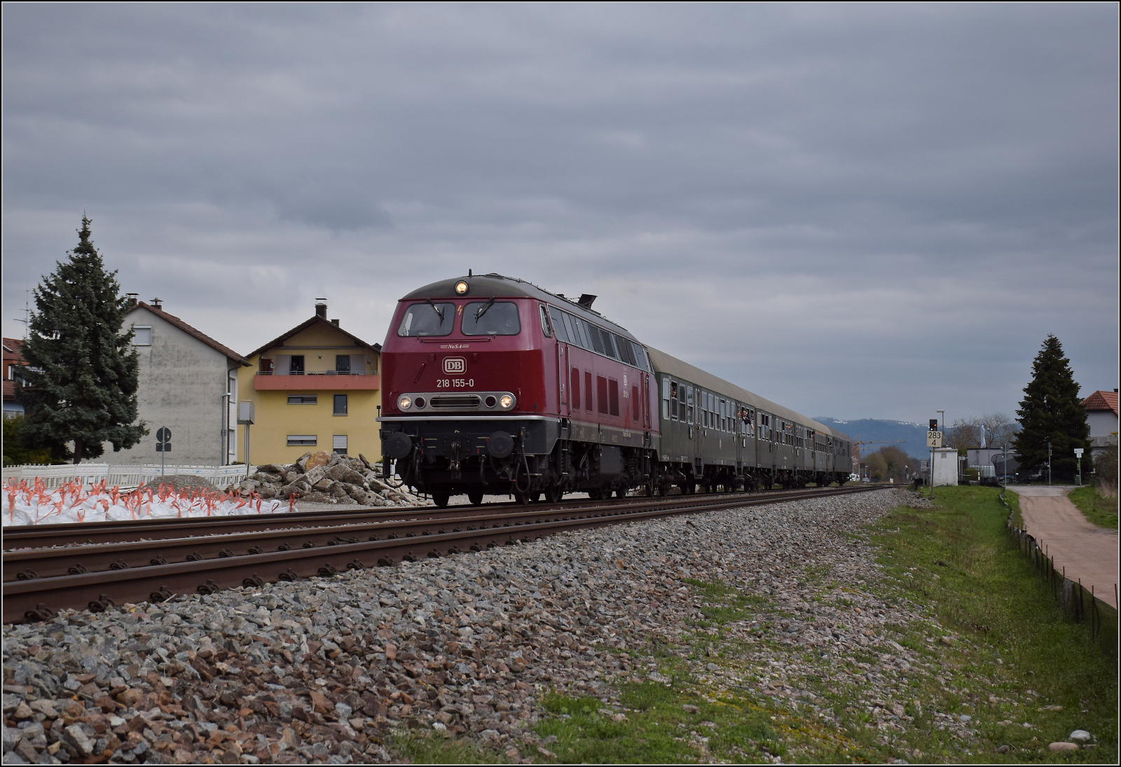 Dieselabschiedsfahrt am Hochrhein. 

218 155 f�hrt zum zweiten Mal mit vielen geneigten Fahrg�sten im Zug der EFZ f�hrt nach Basel. Die Lok wie aus der M�rklinschachtel, den Hotzenwald im R�cken geht es hier durch die Baustelle f�r den neuen Haltepunkt Warmbach. M�rz 2026.
