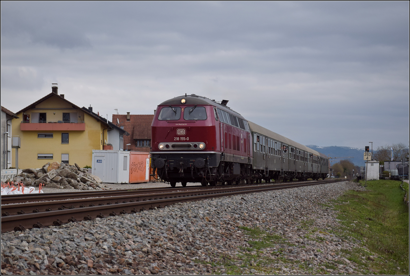Dieselabschiedsfahrt am Hochrhein. 

218 155 f�hrt zum zweiten Mal mit vielen geneigten Fahrg�sten im Zug der EFZ f�hrt nach Basel. Die Lok wie aus der M�rklinschachtel, den Hotzenwald im R�cken geht es hier durch die Baustelle f�r den neuen Haltepunkt Warmbach. M�rz 2026.