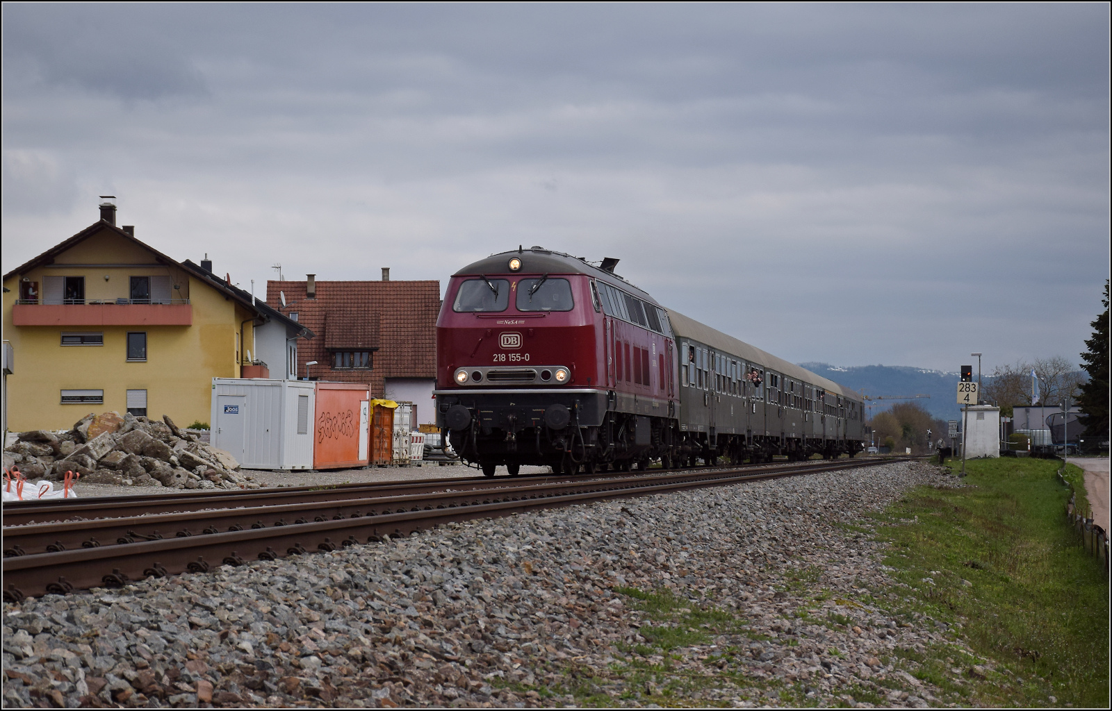Dieselabschiedsfahrt am Hochrhein. 

218 155 f�hrt zum zweiten Mal mit vielen geneigten Fahrg�sten im Zug der EFZ f�hrt nach Basel. Die Lok wie aus der M�rklinschachtel, den Hotzenwald im R�cken geht es hier durch die Baustelle f�r den neuen Haltepunkt Warmbach. M�rz 2026.