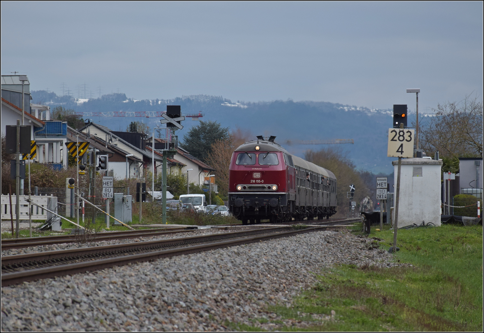 Dieselabschiedsfahrt am Hochrhein. 

218 155 f�hrt zum zweiten Mal mit vielen geneigten Fahrg�sten im Zug der EFZ f�hrt nach Basel. Die Lok wie aus der M�rklinschachtel, den Hotzenwald im R�cken geht es hier durch die Baustelle f�r den neuen Haltepunkt Warmbach. M�rz 2026.