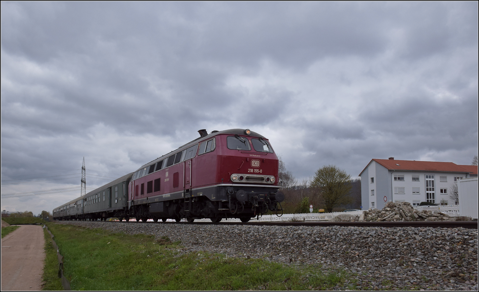 Dieselabschiedsfahrt am Hochrhein. 

218 155 f�hrt nach Waldshut. Hier geht es f�r den Sonderzug durch die Baustelle des k�nftigen Haltepunktes Warmbach. M�rz 2026.