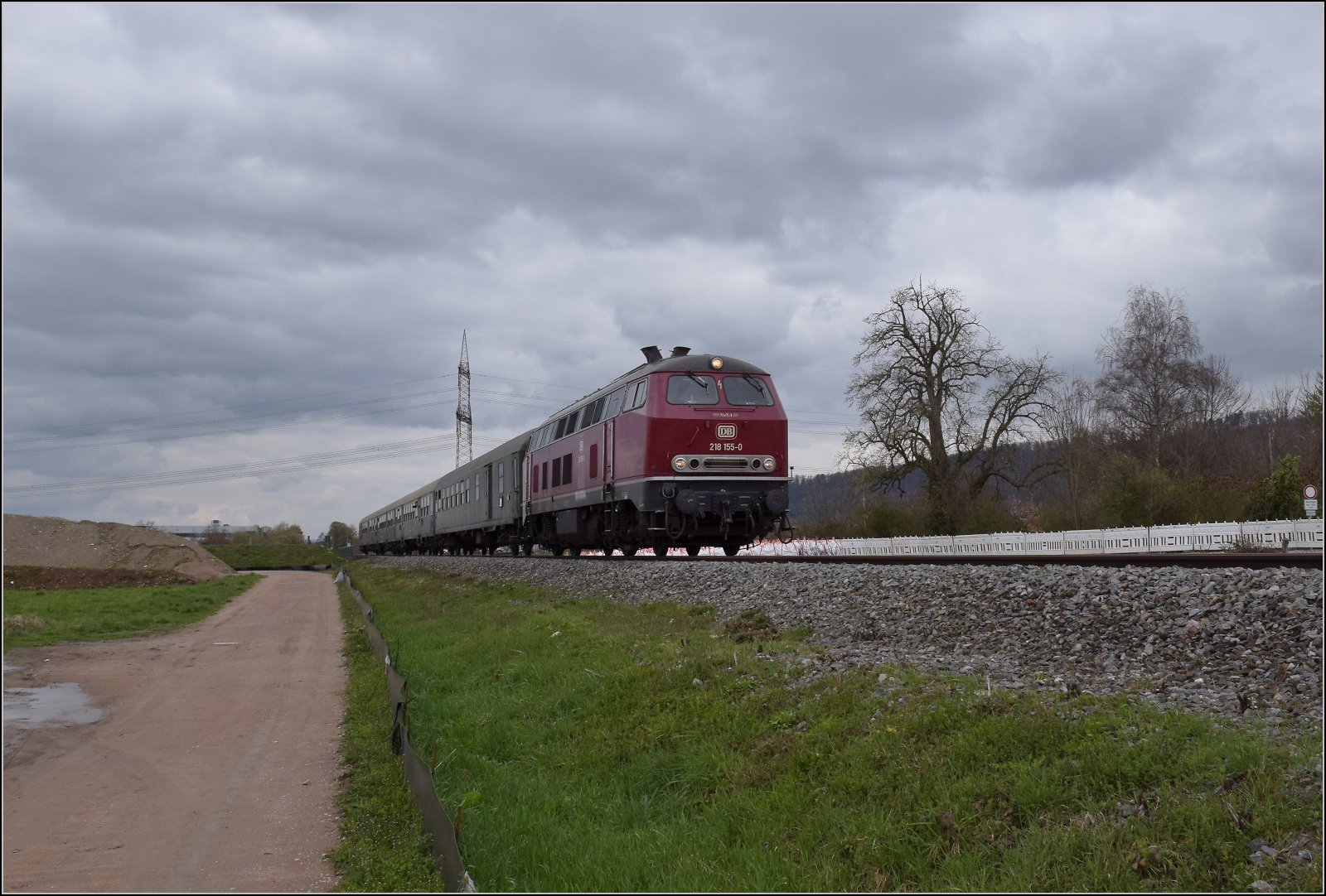 Dieselabschiedsfahrt am Hochrhein. 

218 155 f�hrt nach Waldshut. Hier geht es f�r den Sonderzug durch die Baustelle des k�nftigen Haltepunktes Warmbach. M�rz 2026.