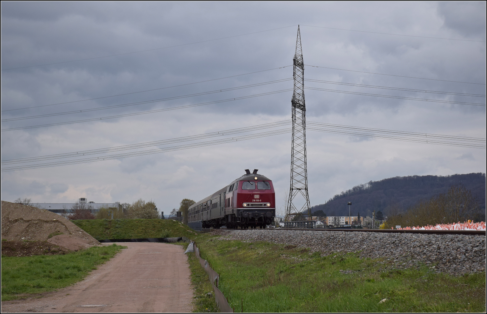 Dieselabschiedsfahrt am Hochrhein. 

218 155 f�hrt nach Waldshut. Hier geht es f�r den Sonderzug durch die Baustelle des k�nftigen Haltepunktes Warmbach. M�rz 2026.