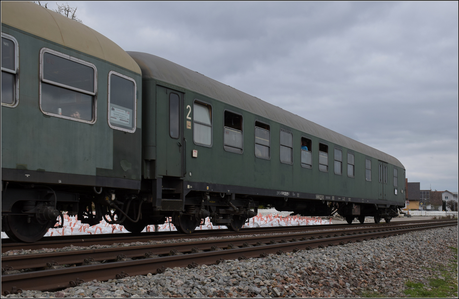 Dieselabschiedsfahrt am Hochrhein.

Der DB-Schnellzugwagen ist heute in Diensten der EFZ mit der Nummer BDms 55 80 2250 099-2 D-NESA. Warmbach, M�rz 2026.