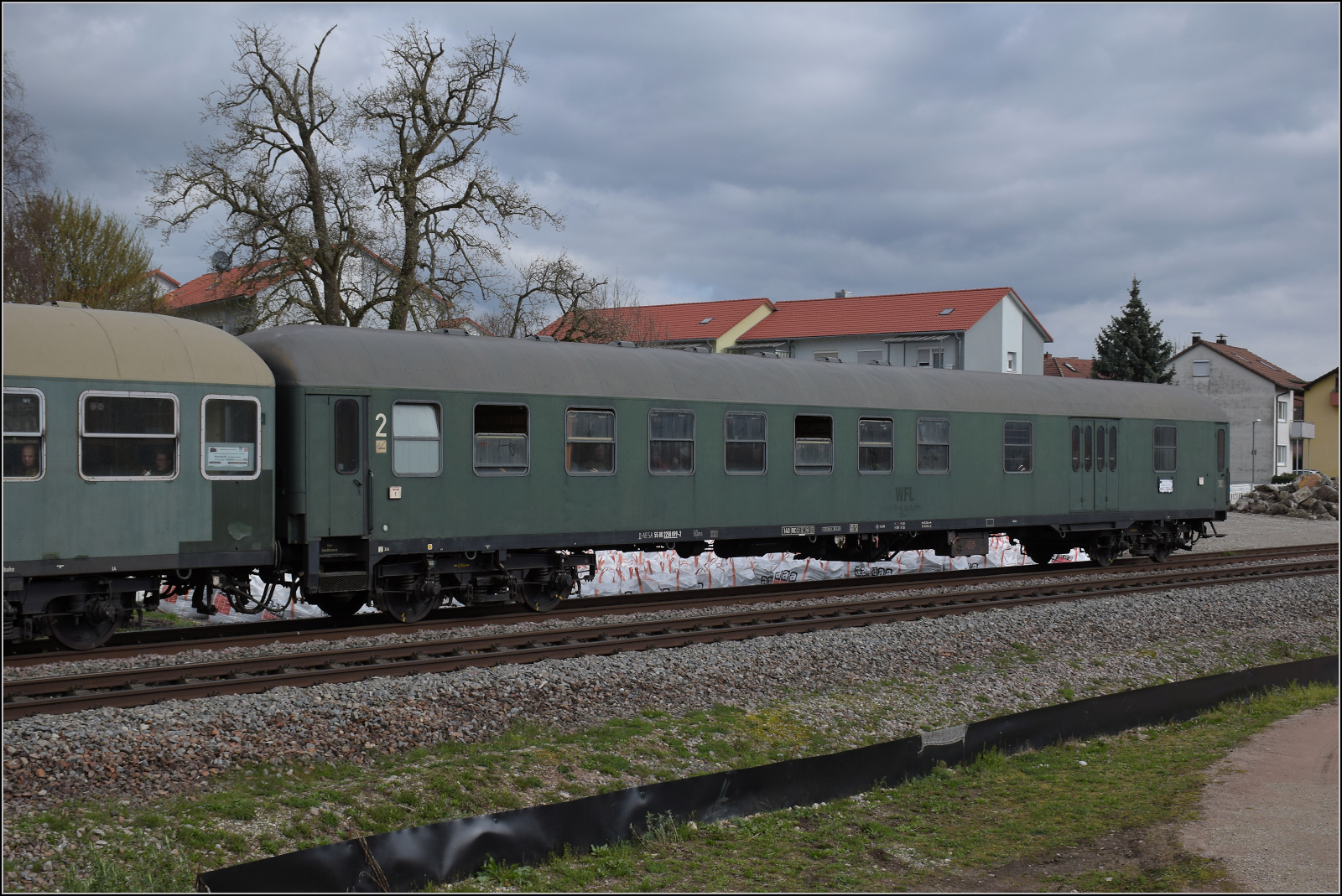 Dieselabschiedsfahrt am Hochrhein.

Der DB-Schnellzugwagen ist heute in Diensten der EFZ mit der Nummer BDms 55 80 2250 099-2 D-NESA. Warmbach, M�rz 2026.
