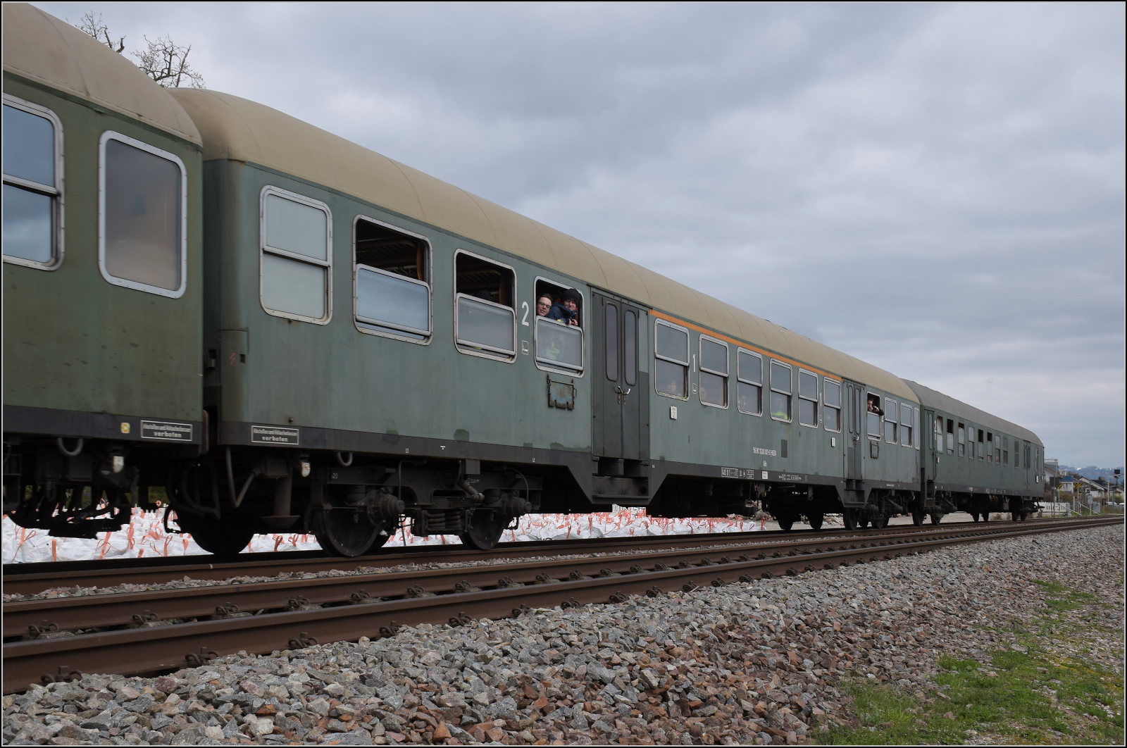 Dieselabschiedsfahrt am Hochrhein.

Der Wegmannwagen der CFL ist heute in Diensten der EFZ mit der Nummer ABn 56 80 3240 001-8 D-NESA. Warmbach, M�rz 2026. 