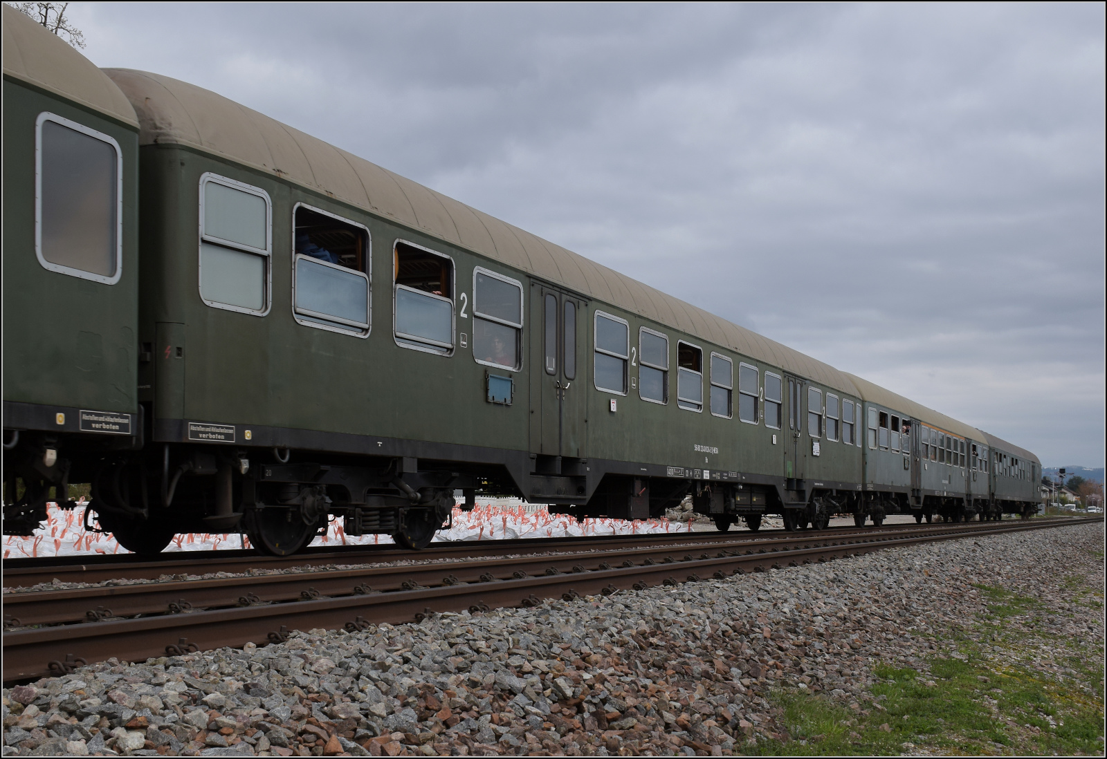 Dieselabschiedsfahrt am Hochrhein.

Der Wegmannwagen der CFL ist heute in Diensten der EFZ mit der Nummer Bn 56 80 2240 024-2 D-NESA. Warmbach, M�rz 2026. 