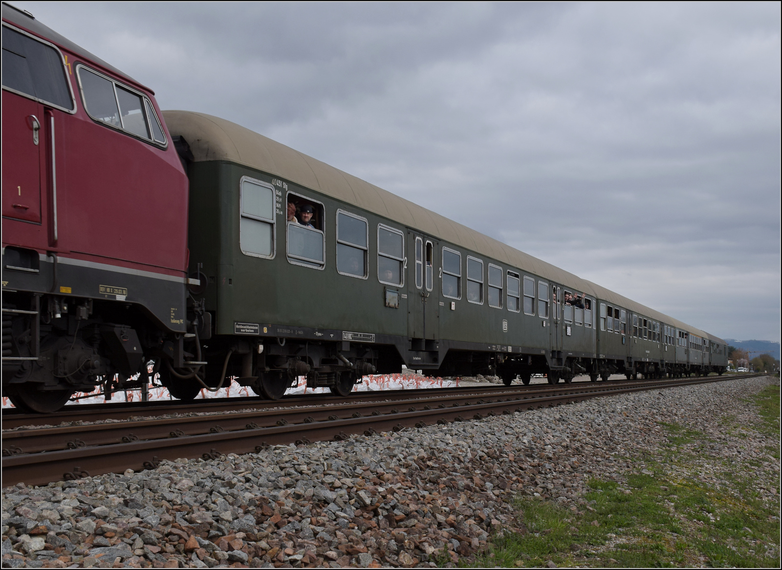 Dieselabschiedsfahrt am Hochrhein.

Der Wegmannwagen der CFL ist heute in Diensten der EFZ mit der Nummer Bn 40451 Stg oder B4nb 56 80 2240 025-9 D-NESA. Warmbach, M�rz 2026. 