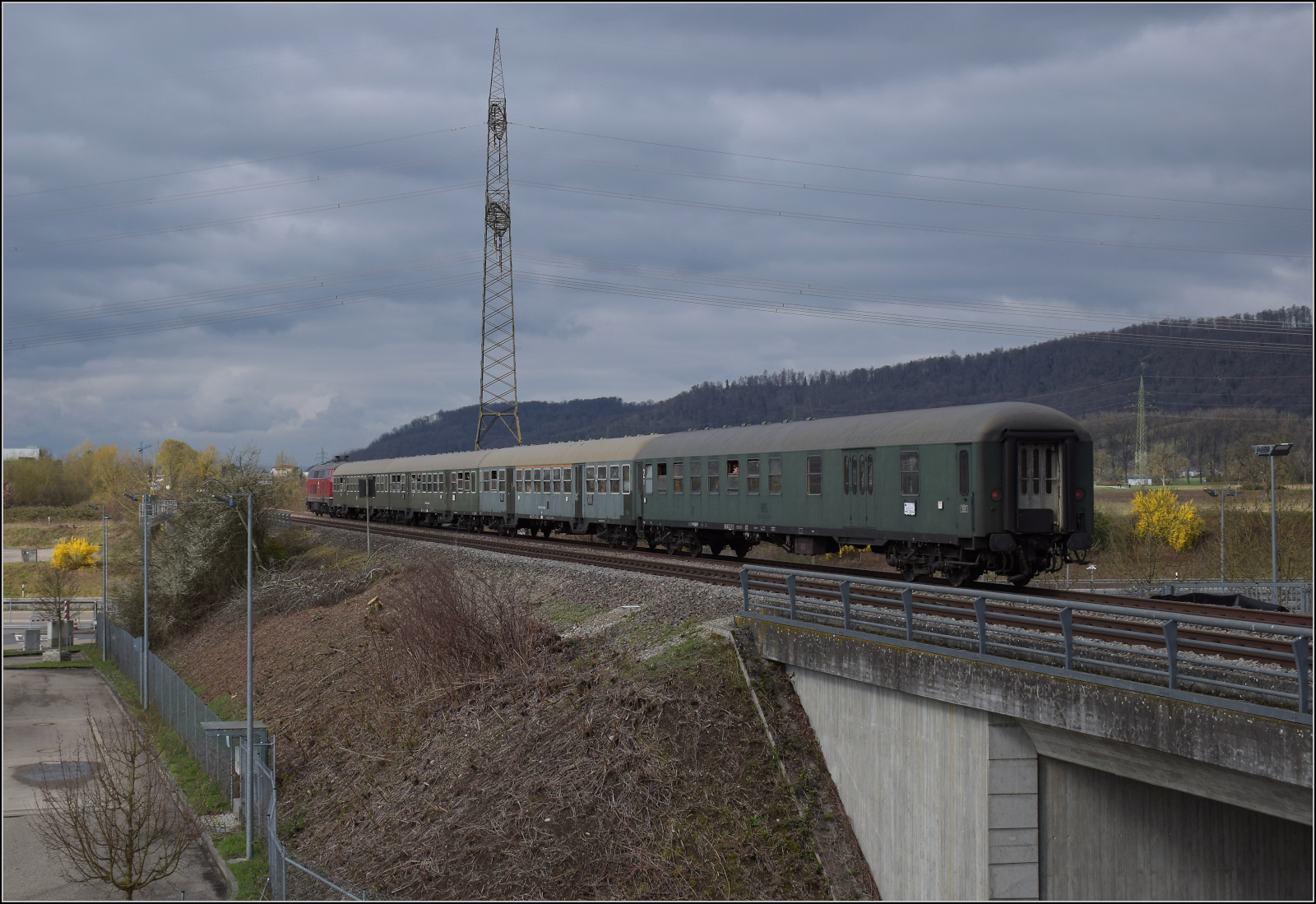 Dieselabschiedsfahrt am Hochrhein.

Die Wegmannwagen der CFL, heute in Diensten der EFZ und der Schnellzug-Halbgep�ckwagen am Zugschluss am Zollhof Rheinfelden bei Warmbach. M�rz 2026. 