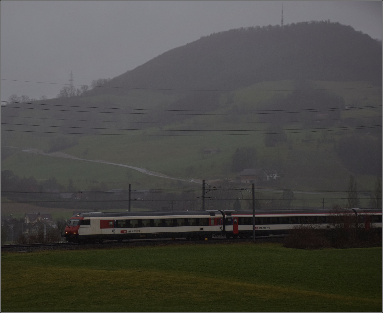 Dunkle Regenschlacht an Silvester.

EW IV-Zug mit Re 460 022 bei Oeschgen. Dezember 2023.
