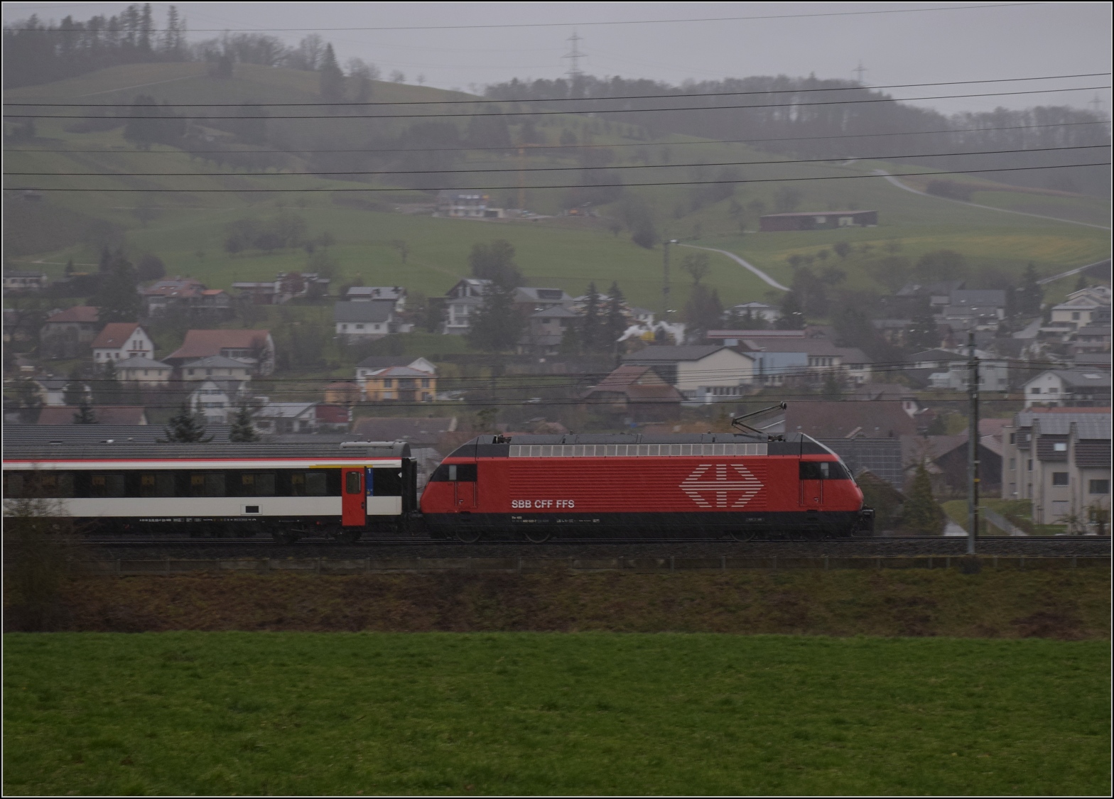 Dunkle Regenschlacht an Silvester.

Re 460 022 bei Oeschgen. Dezember 2023.