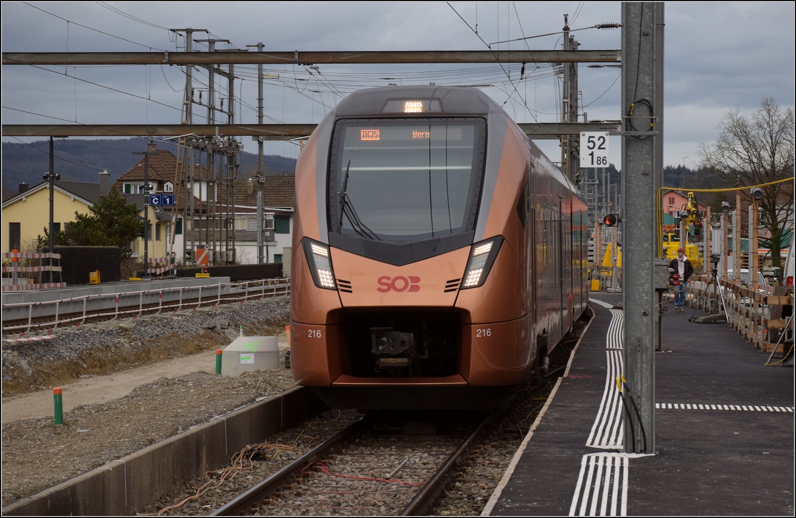 Durchschlängelei von RABe 526 116 der SOB durch die Bahnhofsbaustelle von Murgenthal. Januar 2023.