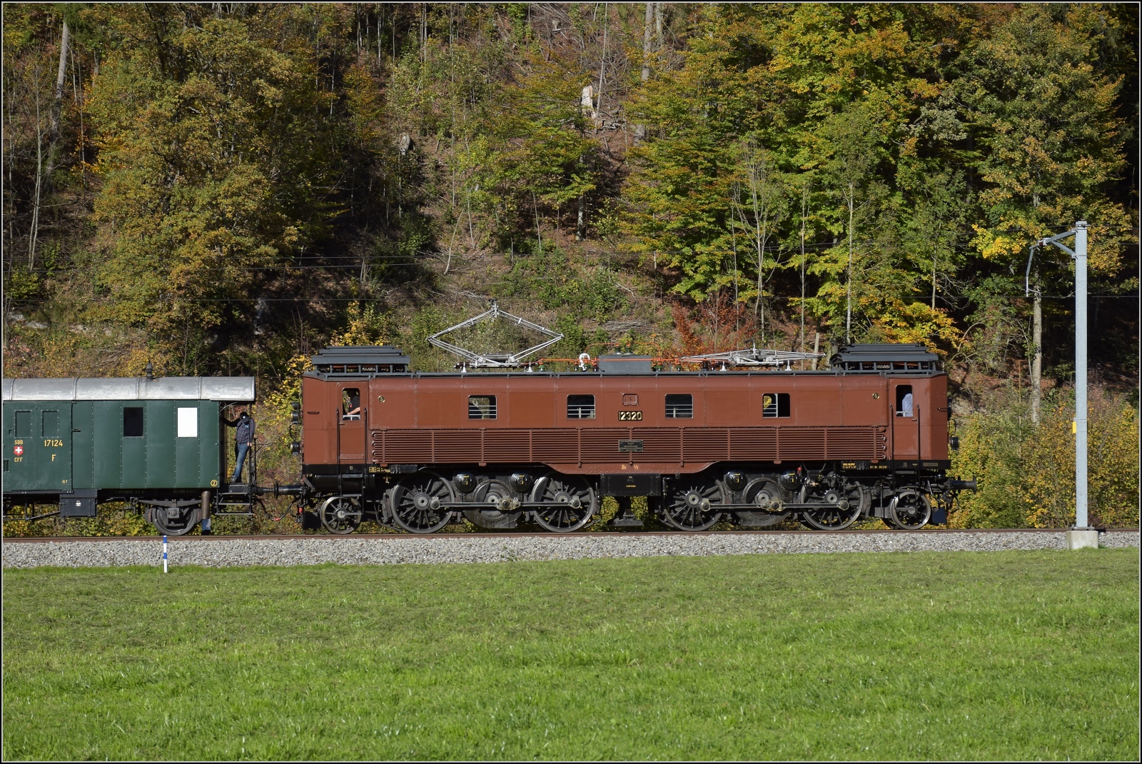 DVZO Dampffest 2017.

Der Rehbock Be 4/6 12320 fhrt einen Gterzug mit Personenbefrderung aus Bauma Richtung Rti. Oktober 2017.