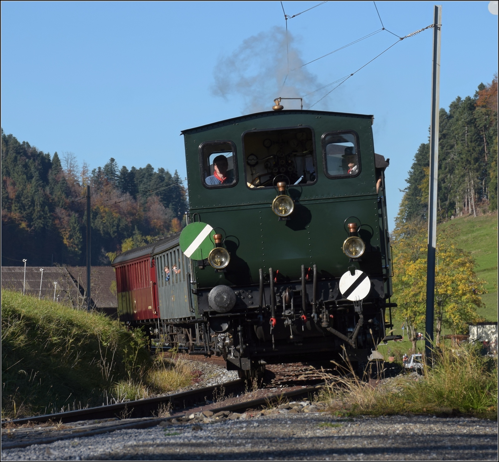 DVZO Dampffest 2017.

Ed 3/3 401 mit ihrem Museumszug bei Bretswil. Oktober 2017.