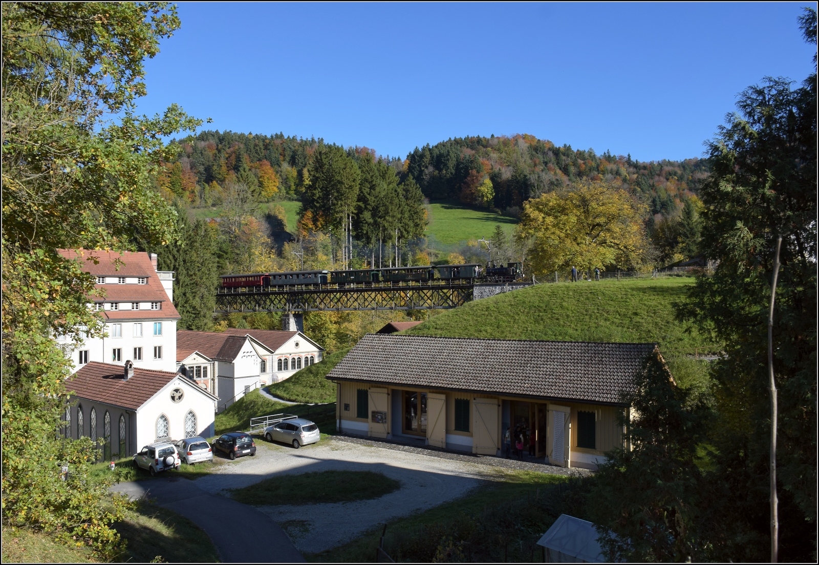DVZO Dampffest 2017.

Ed 3/3 401 mit ihrem Museumszug auf dem Viadukt in Neuthal. Oktober 2017.