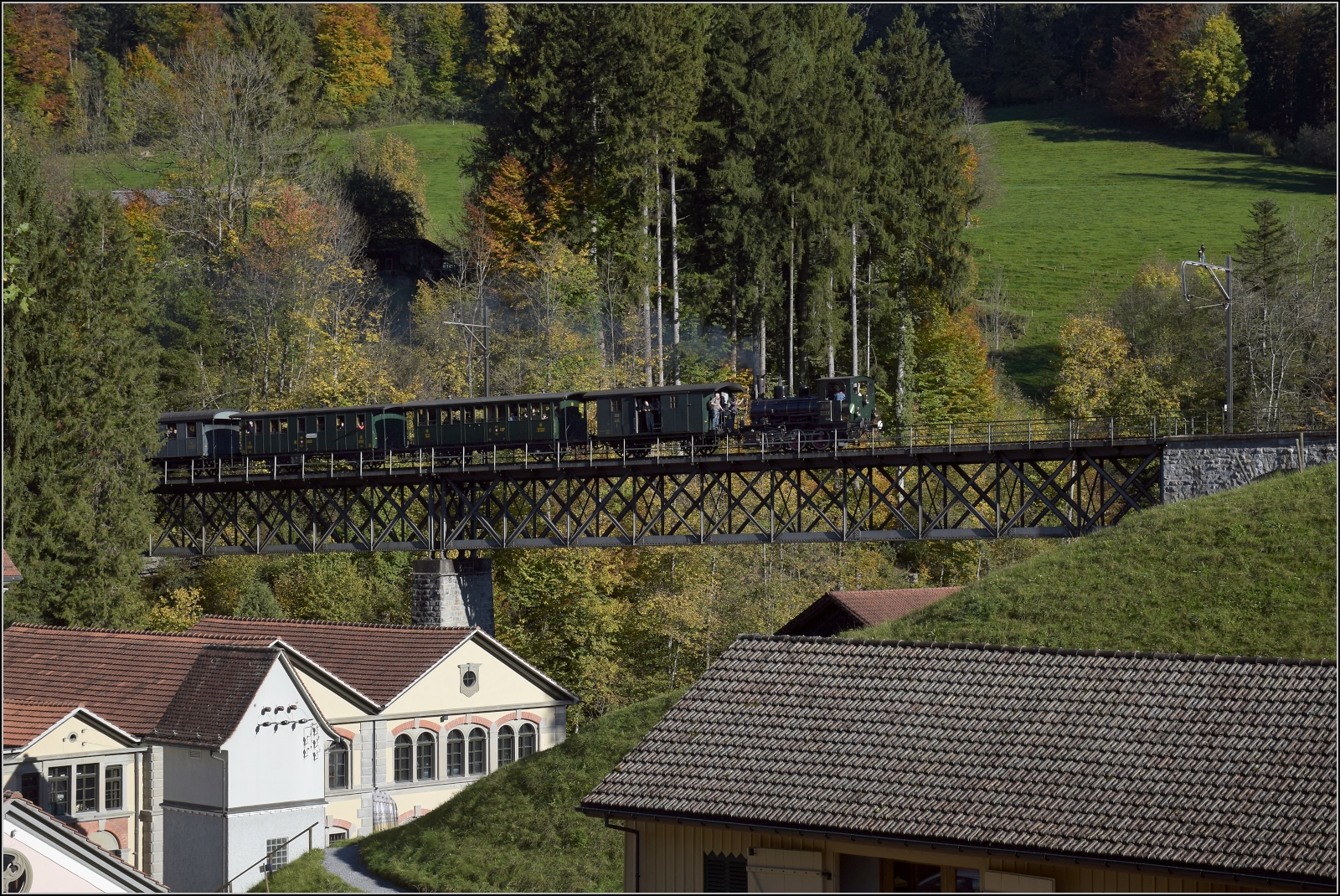 DVZO Dampffest 2017.

Ed 3/3 401 mit ihrem Museumszug auf dem Viadukt in Neuthal. Oktober 2017.