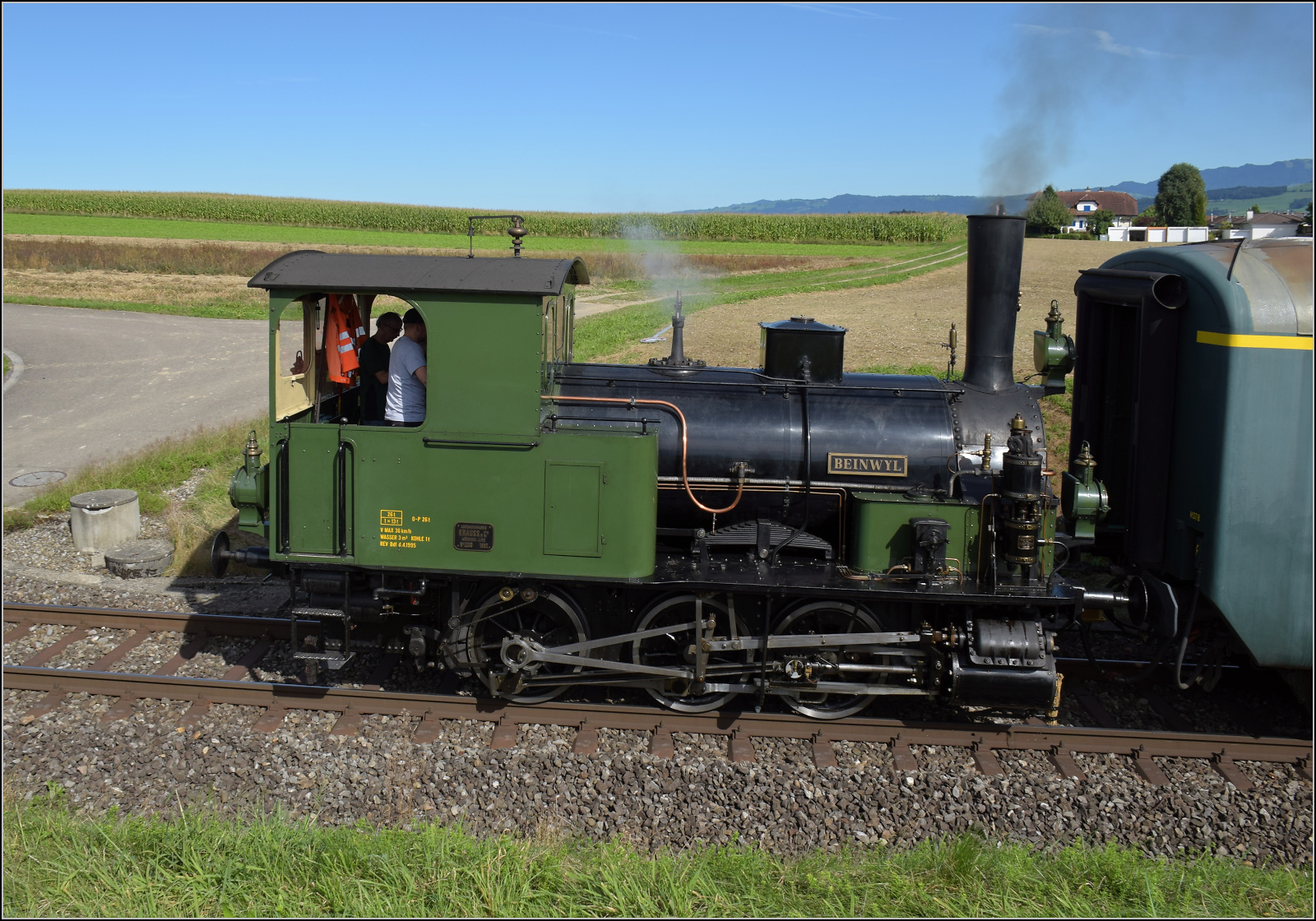 E 3/3 'Beinwyl' der Seethalbahn erklimmt die Rampe von Eschenbach nach Ballwil. September 2024.