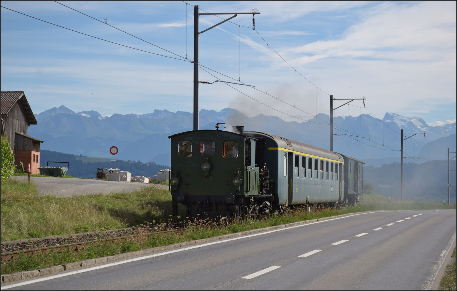 E 3/3 'Beinwyl' der Seethalbahn mit BLS A 801 und SBB F 16847 beim Kieswerk Ballwil. September 2024.