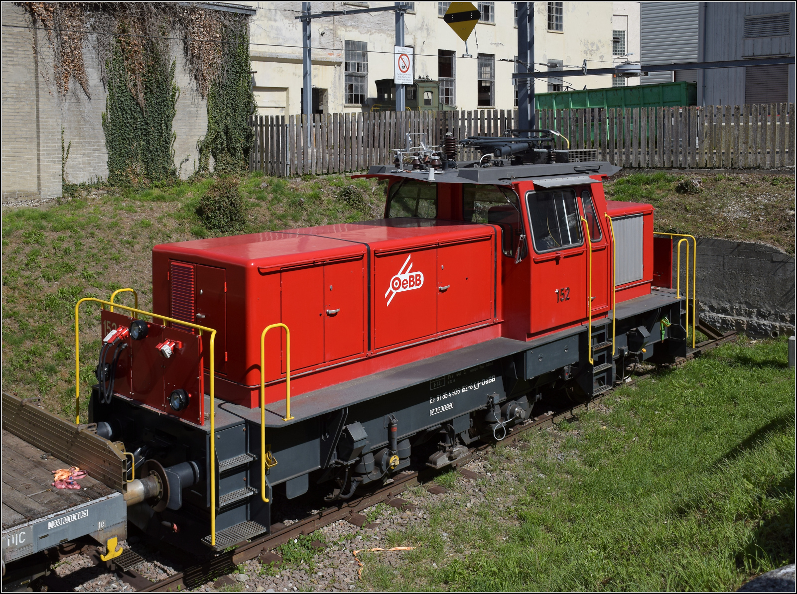 Ee 936 152 gl�nzt und leuchtet am Gleisende in Balsthal. September 2026.