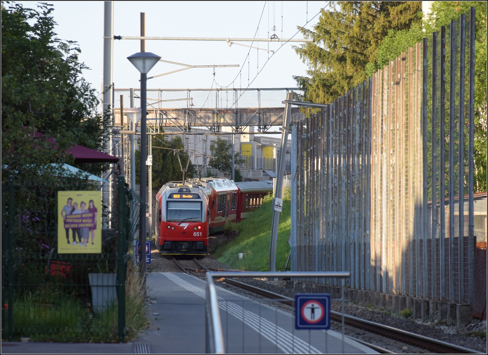 Ein aussergewöhnlich langer Zug ist die Doppeltraktion aus den Zügen mit Be 4/4 652 und Be 4/4 651. Der Mast im Hintergrund ist nicht Opfer der Objektivverzeichung, sondern wohl eher des zerstörerischen Fallwindereignisses diesen Sommer. La Chaux-de-Fonds, September 2023.