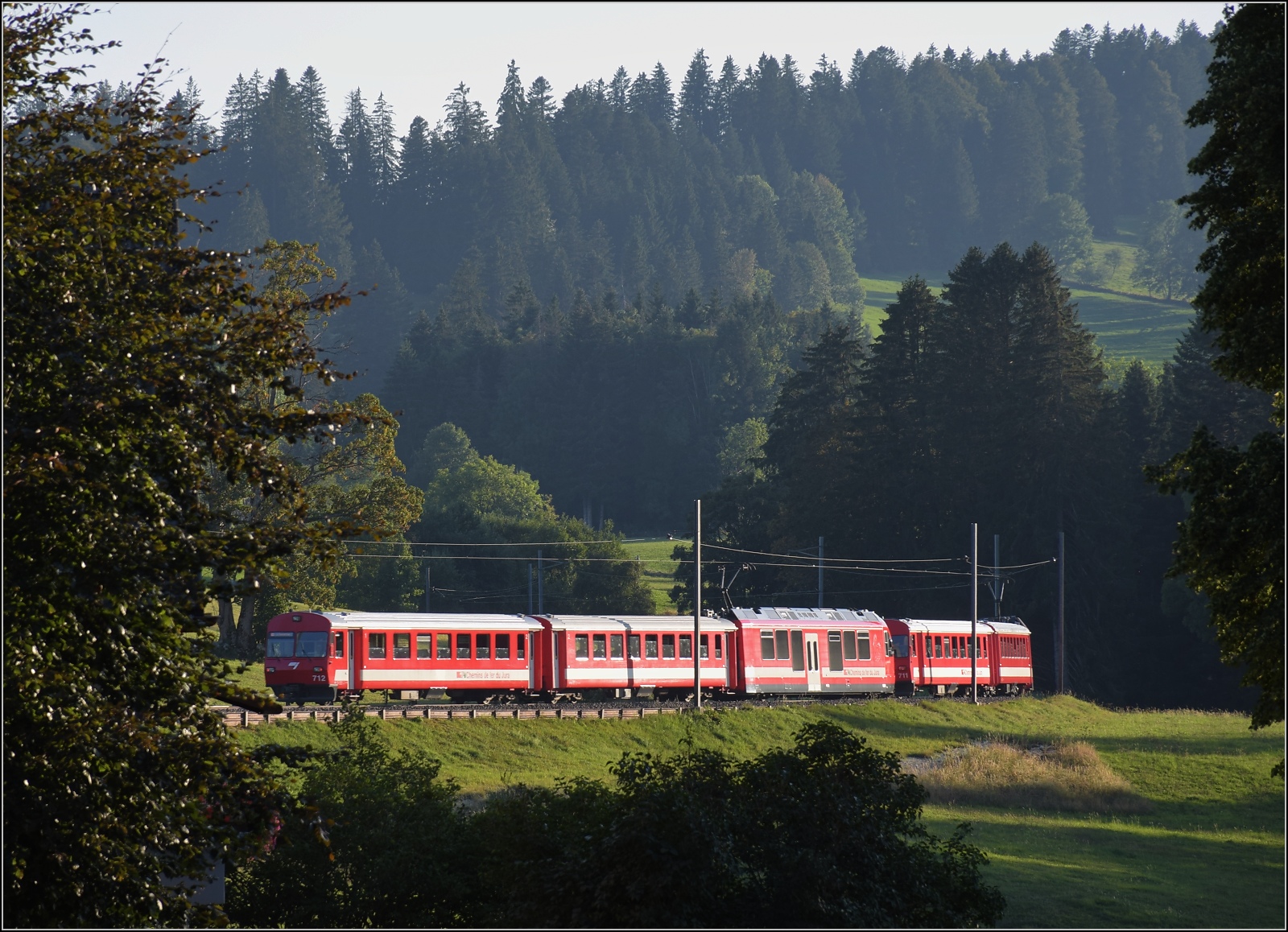 Ein aussergewöhnlich langer Zug ist die Doppeltraktion aus den Zügen mit Be 4/4 651 und Be 4/4 652. La Cibourg, September 2023.