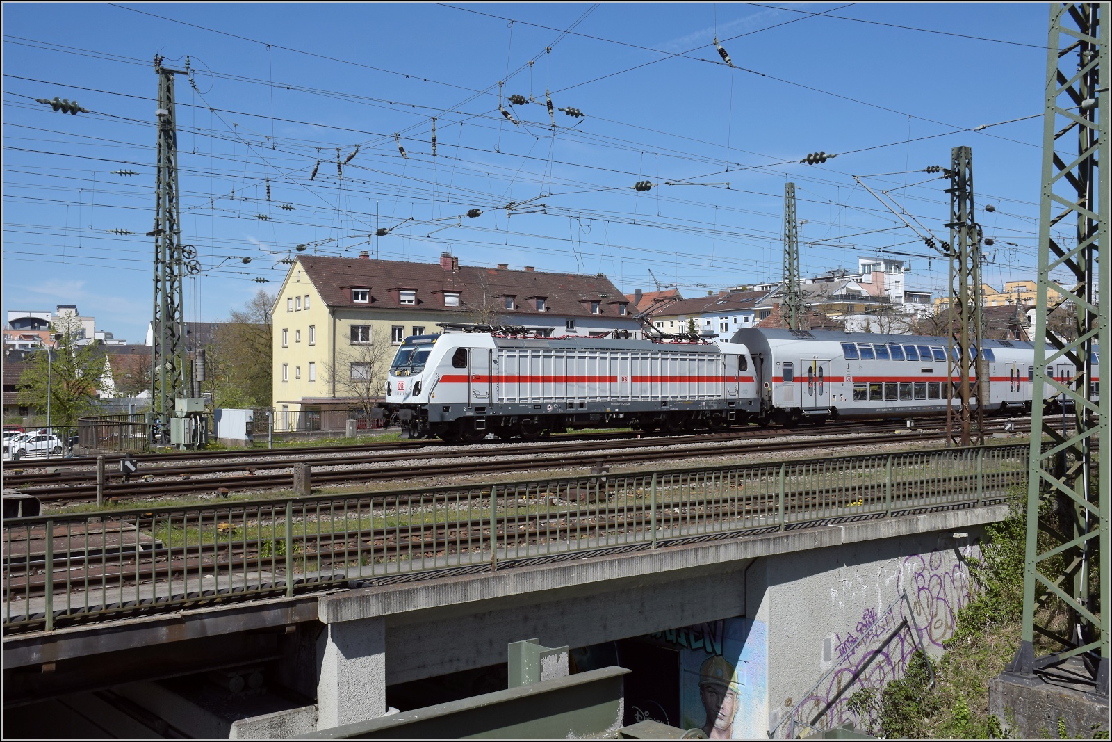 Ein bisschen Umleiterverkehr in Singen. 

Pnktlich auf die Reise geht 147 575 mit dem IC2 4902 nach Stuttgart. April 2022.