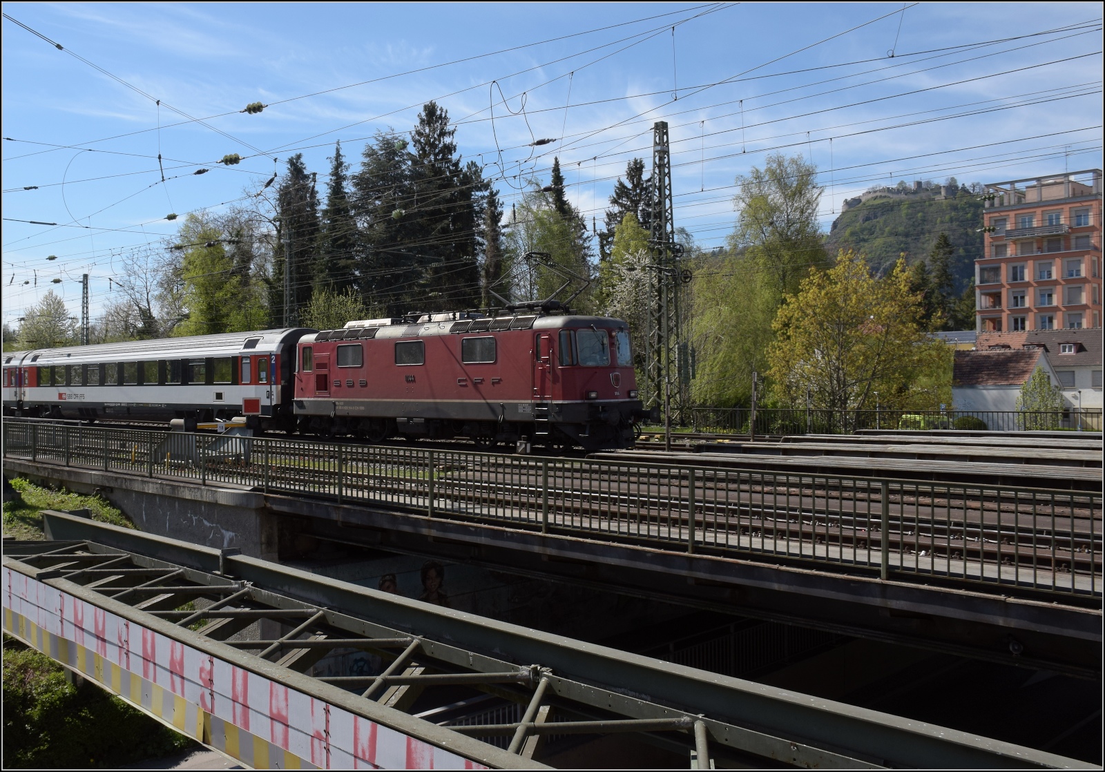 Ein bisschen Umleiterverkehr in Singen.

Die ehemalige Swiss-Express-Lok Re 420 121 bringt den IC nach Stuttgart. April 2022.