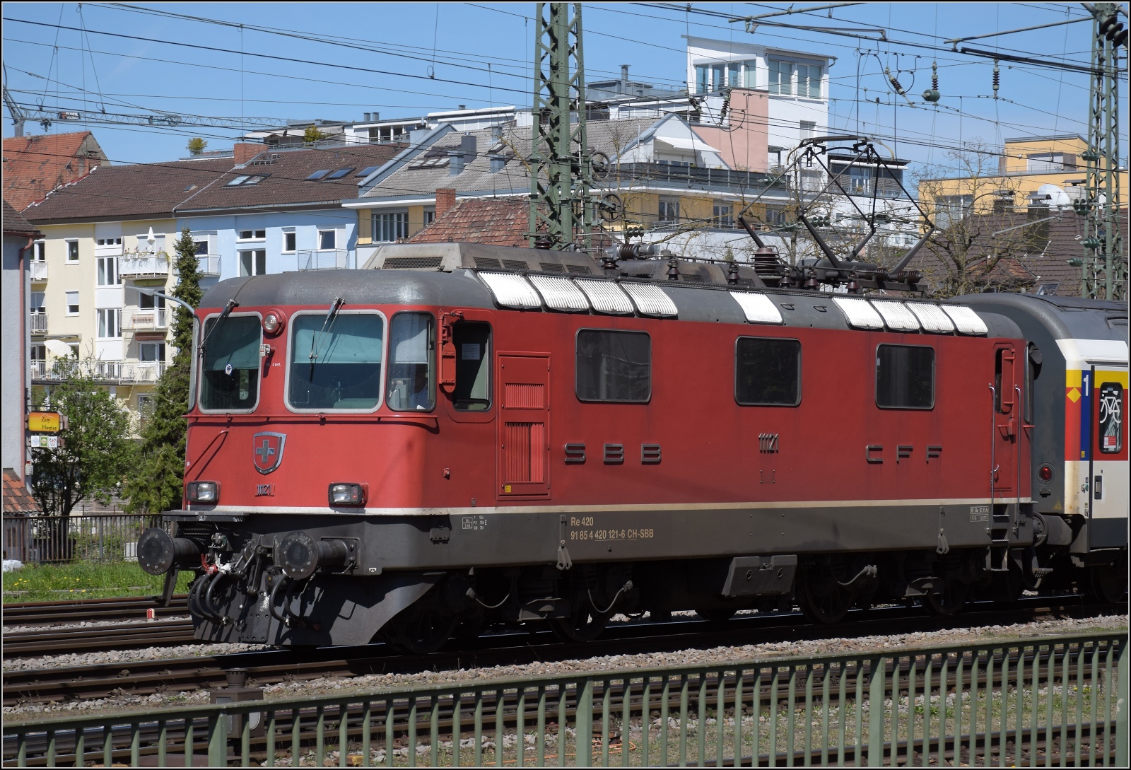 Ein bisschen Umleiterverkehr in Singen.

Fr Re 420 121 geht es mit dem IC Stuttgart-Zrich auf die Reise. April 2022.