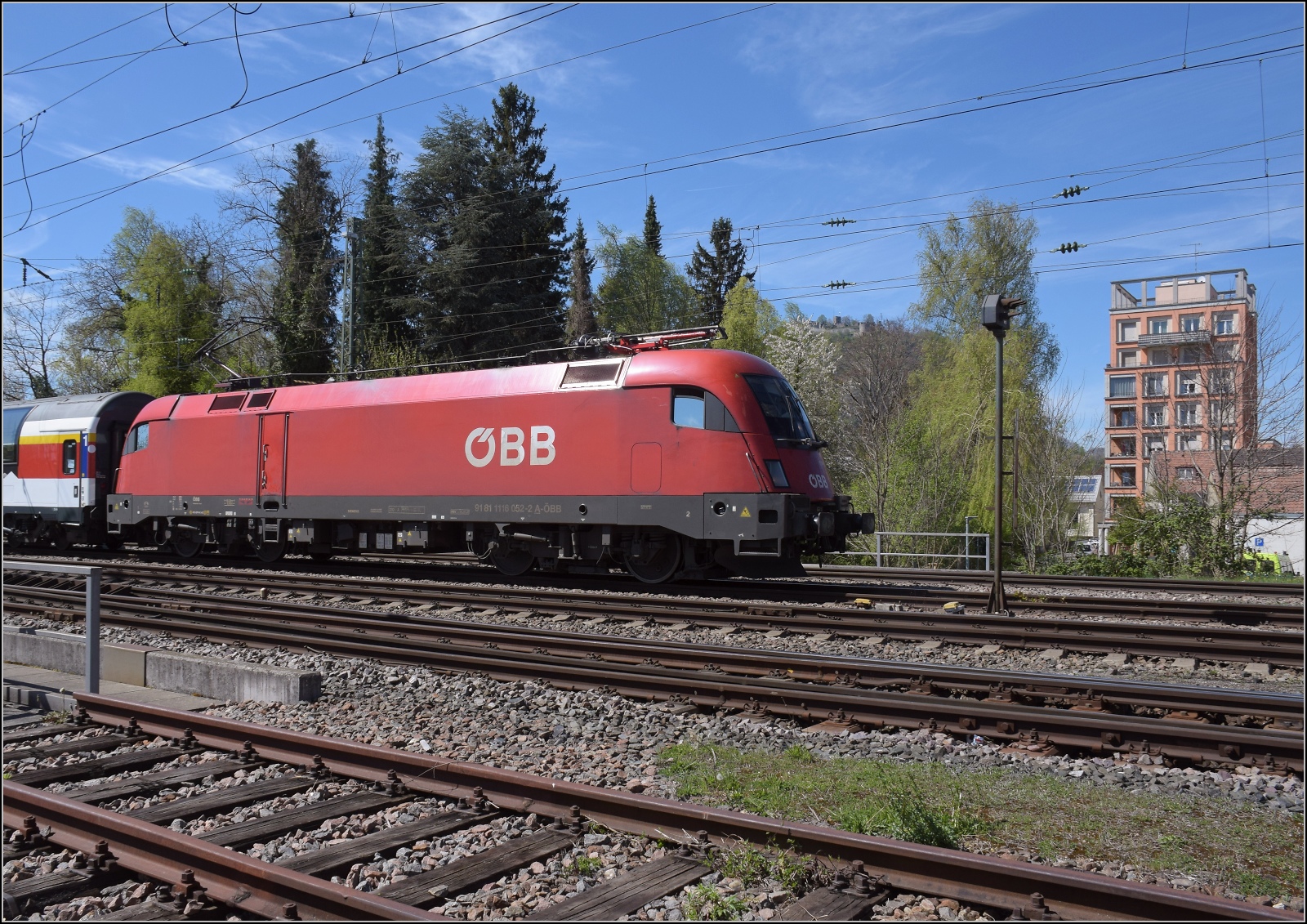 Ein bisschen Umleiterverkehr in Singen.

Taurus 1116 052 bringt einen IC aus Stuttgart, sogar pnktlich. April 2022.