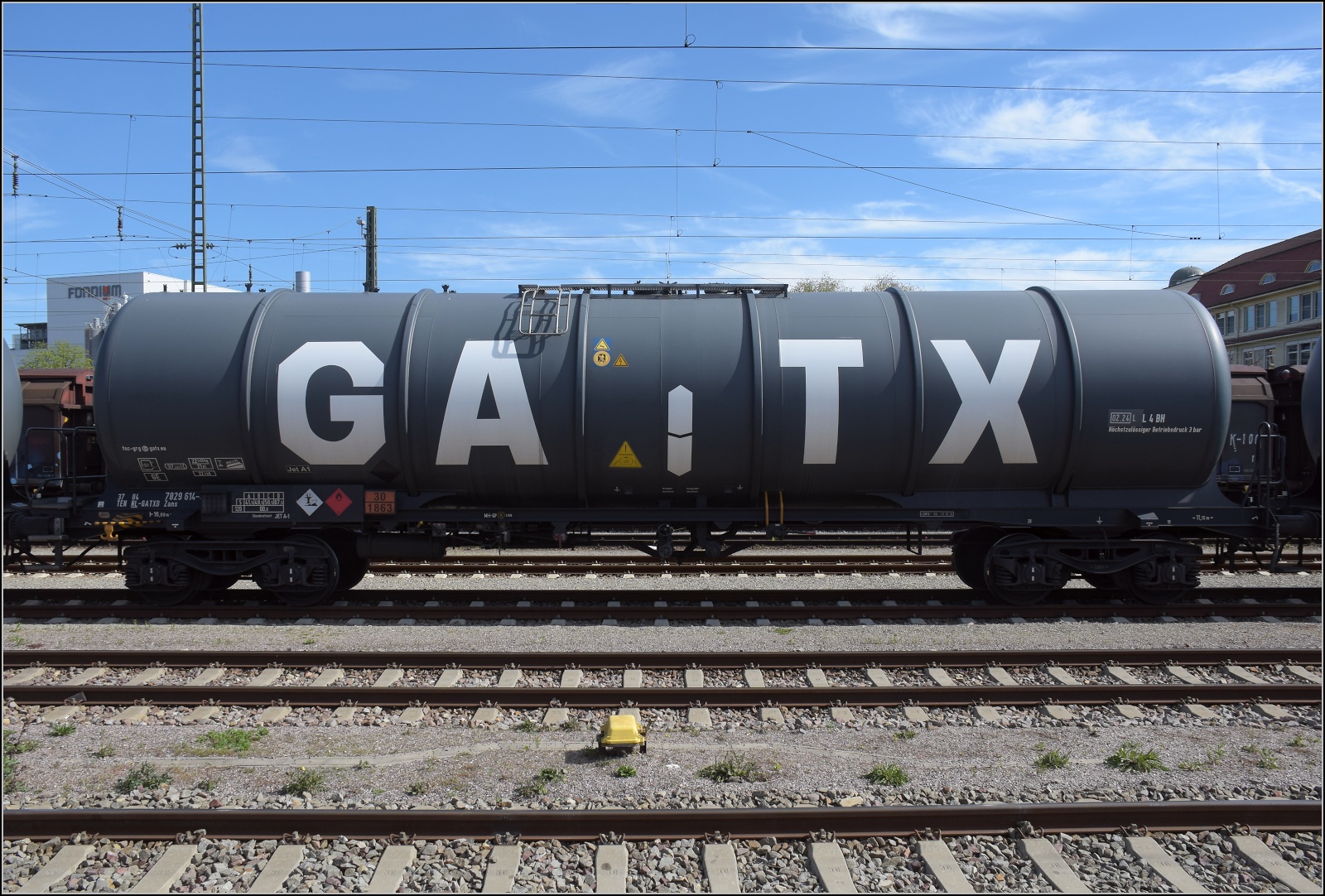 Ein bisschen Umleiterverkehr in Singen.

Widmer Rail Services brachte einen Zug mit teilweise ganz sauberen Kesselwagen. 37 84 7829 614-8 NL-GATXD ist einer davon. April 2022.