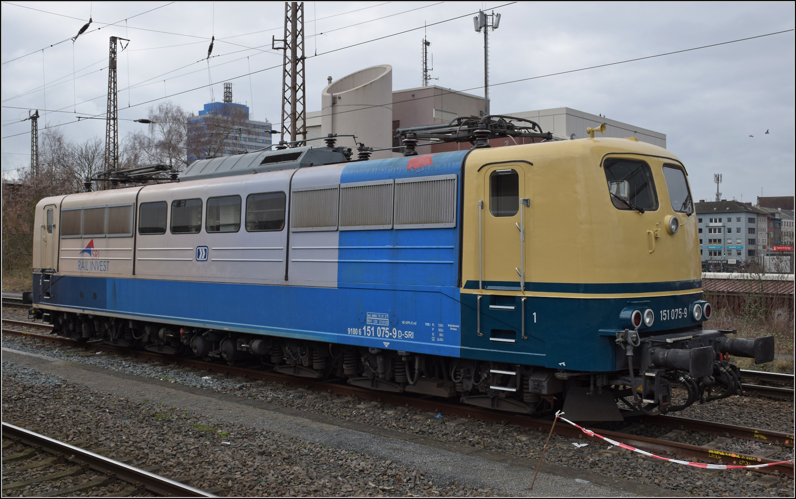 Ein buntes Schaukelpferd in Duisburg, 151 075 von SRI wartet in Fotopose auf einem Stumpfgleis auf neue Aufgaben. Februar 2026.
