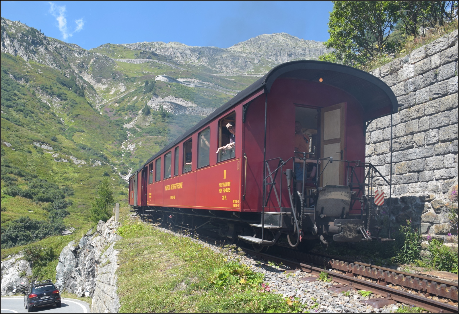 Ein Chimäre ist AB 4462. Der urspüngliche Wagen wurde 1914 von der SIG an die BFD geliefert und als AB4 53 eingereiht. 1942 wurde der Wagenkasten vom Wagengestell getrennt. Das Wagengestell wurde als Flachwagen O3 801 weiterverwendet, der Wagenkasten eingelagert. 1949 wurde der Wagenkasten auf einen neuen Rahmen aufgesetzt und überstand Wagenklassenänderung, Dienstwagenzeit und einen Unfall. Der Wagenkasten wurde 1999 abgebrochen und nur das Fahrgestell eingelagert. Mit Aargauer Präzisionsarbeit wurde ab 2011 der Wagenkasten wiederhergestellt, so dass der Wagen seit 2016 wieder in voller Schönheit zur Fahrt über den Furkapass bereitsteht. Nur die Inneneinrichtung wurde  herabgestuft  auf 2./3. Poster/Holzklasse mit der heutigen Bezeichnung 1./2. Klasse. Hier ist er im nachmittäglichen Zug von Oberwald nach Realp am Zugschluss beim Kreiskehrtunnel unterhalb Gletsch zu sehen. August 2025.

Weitere Info zum Wagen gibt es hier: http://images.contenthub.dev/s54wddymsrke/d10cda8dc9d4e789b0f8acaa69cb94c2/AB4462.pdf