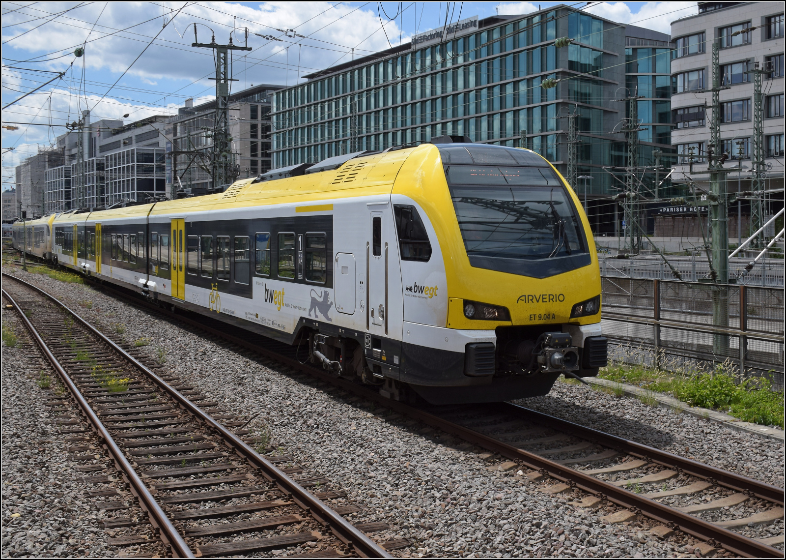 Ein Flirt 3XL-Doppel mit 1427 021 alias Arverio ET 9.04 an der Spitze verl�sst Stuttgart. Juni 2026.
