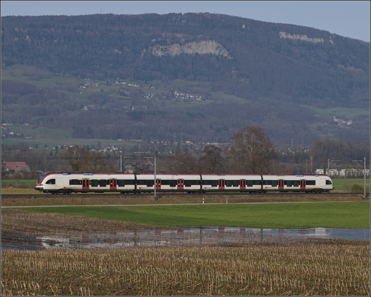 Ein frankreichtauglicher RABe 522, vermutlich 522 209, bei Deitingen. Dezember 2023.