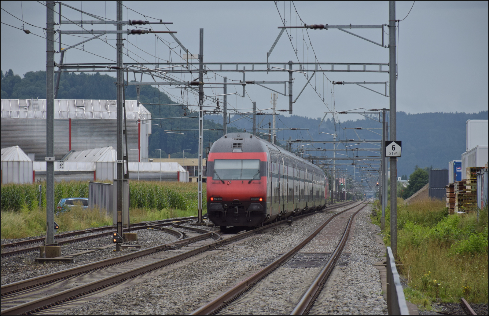 Ein IC mit Re 460 030 auf dem Weg nach Luzern. Brittnau-Wikon, August 2017.