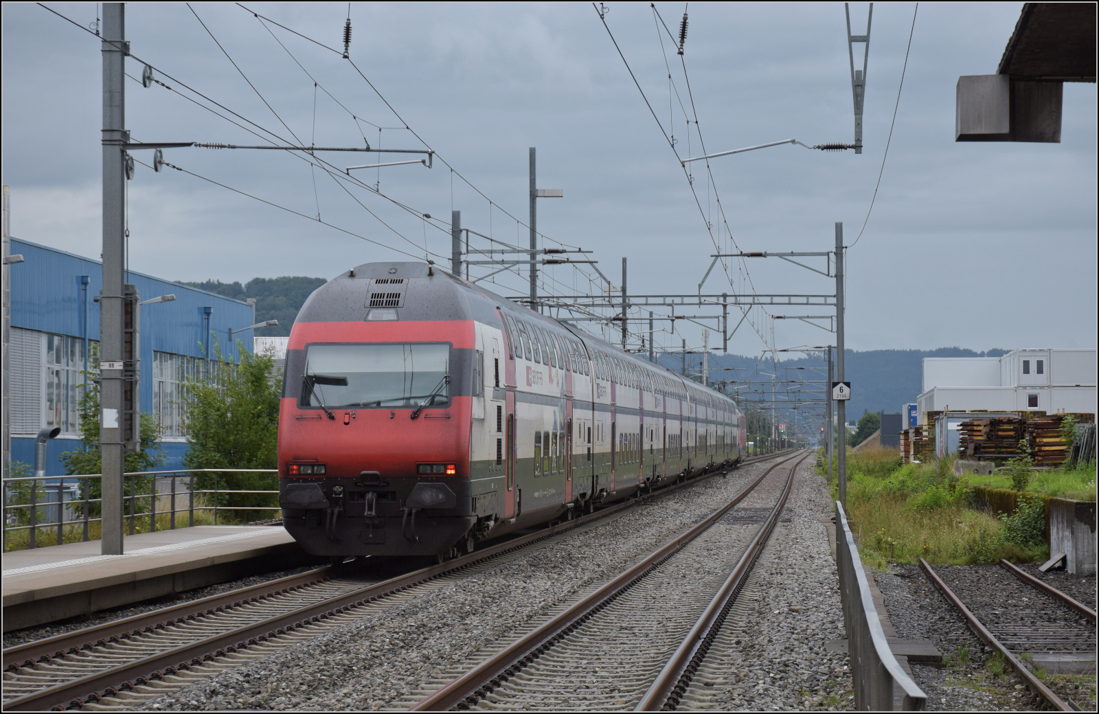 Ein IC mit Re 460 030 auf dem Weg nach Luzern. Brittnau-Wikon, August 2017.