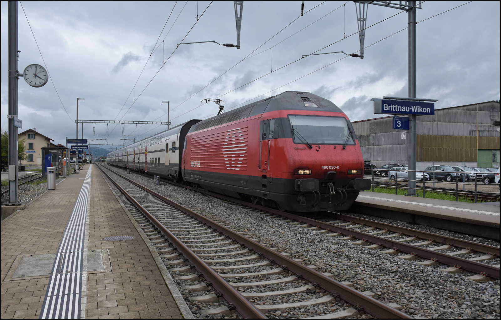 Ein IC mit Re 460 030 auf dem Weg nach Luzern. Brittnau-Wikon, August 2017.