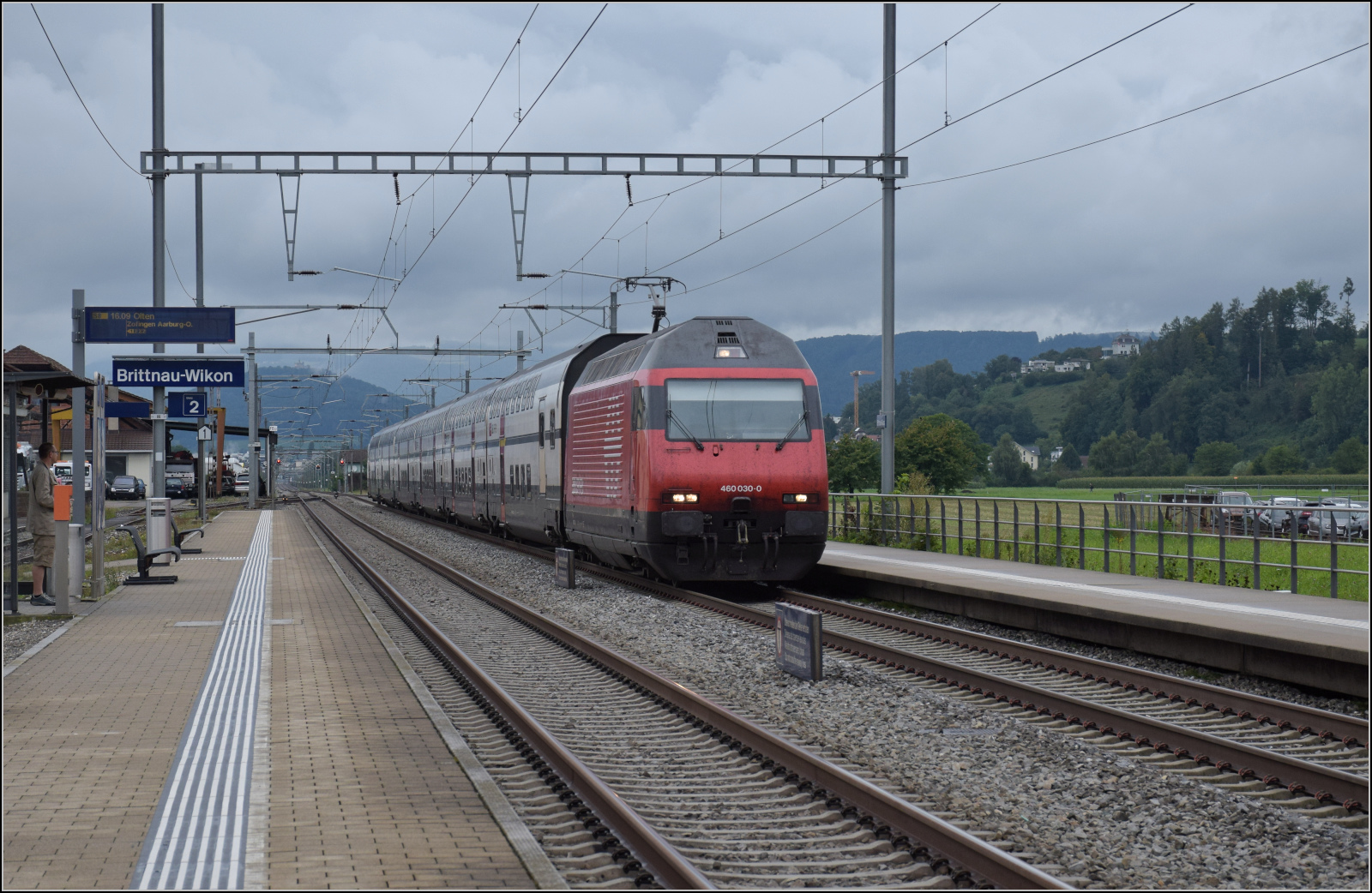 Ein IC mit Re 460 030 auf dem Weg nach Luzern. Brittnau-Wikon, August 2017.