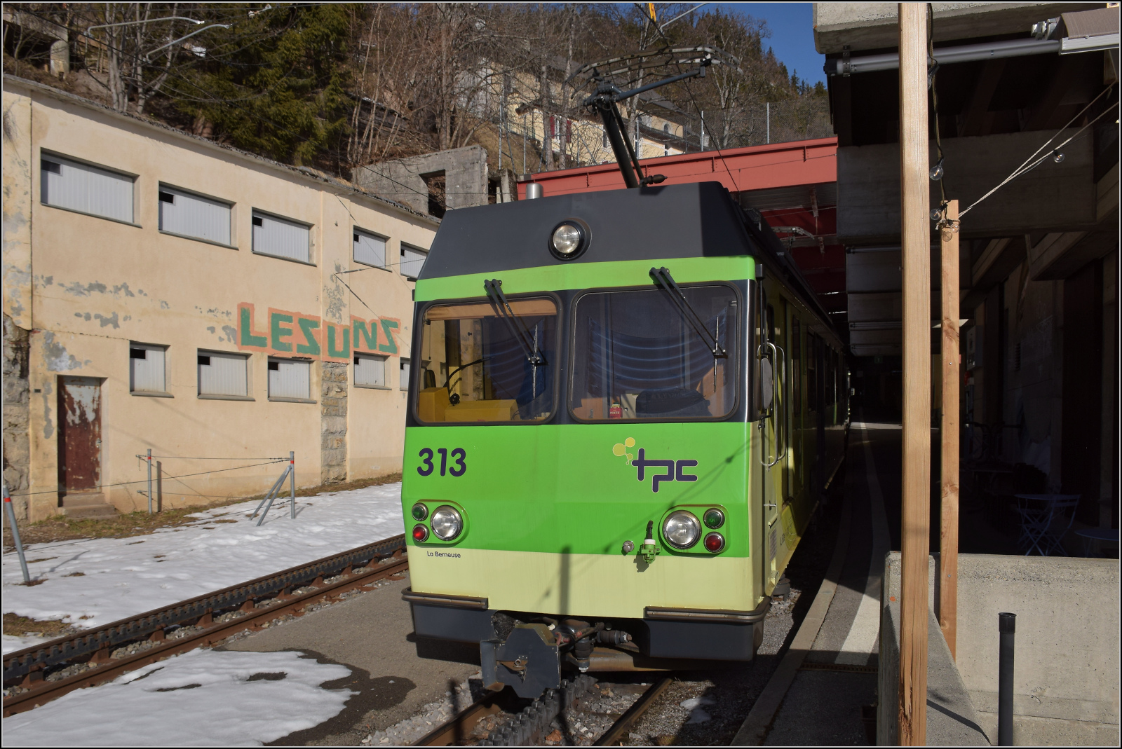 Ein l�ngerer Zug wird uns erst mal nach oben zur Endstation Leysin Grandhotel mitnehmen. Angef�hrt von Bt 352, dann Bt 361 und geschoben von BDeh 4/4 313, im Bild. Leysin Feydey, Janaur 2026.