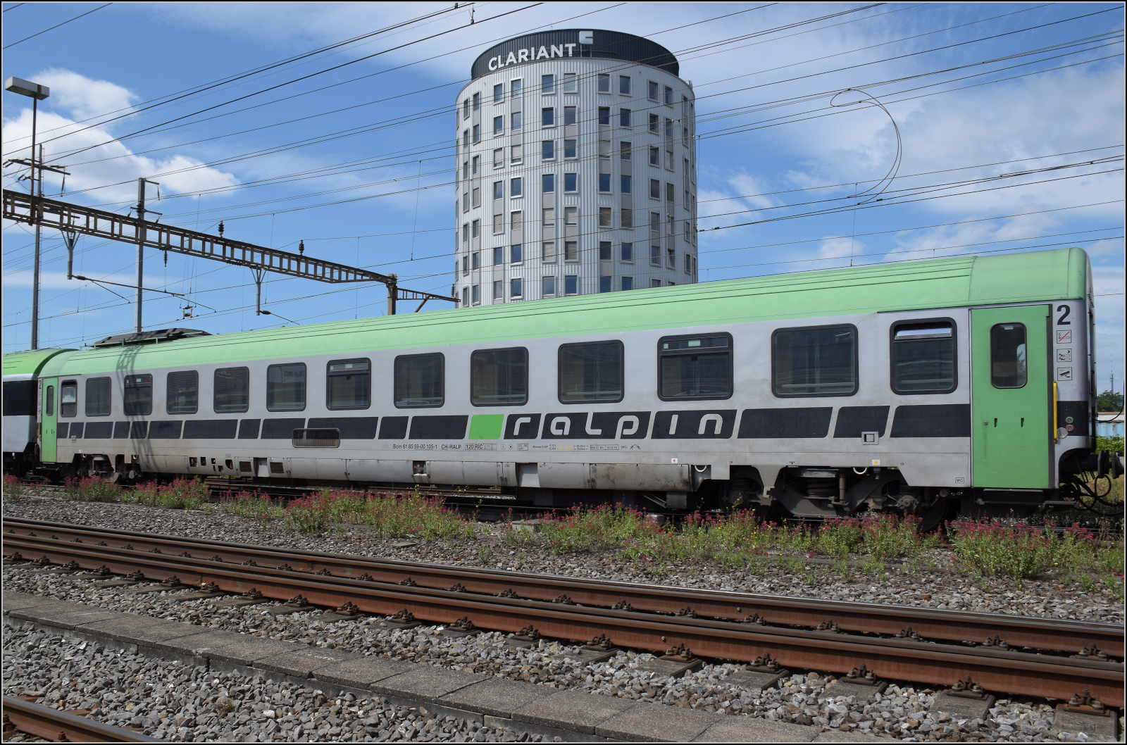 Ein Liegewagen der Rola auf Basis der Eurofima Liegewagen für die SBB. Der Wagen Bcm 61 85 59-00 105-1 CH-RALP ist an diesem Tag der erste von zwei Begleitwagen in den Zug mit 193 535 'Toce' einsortiert. Pratteln, August 2025.