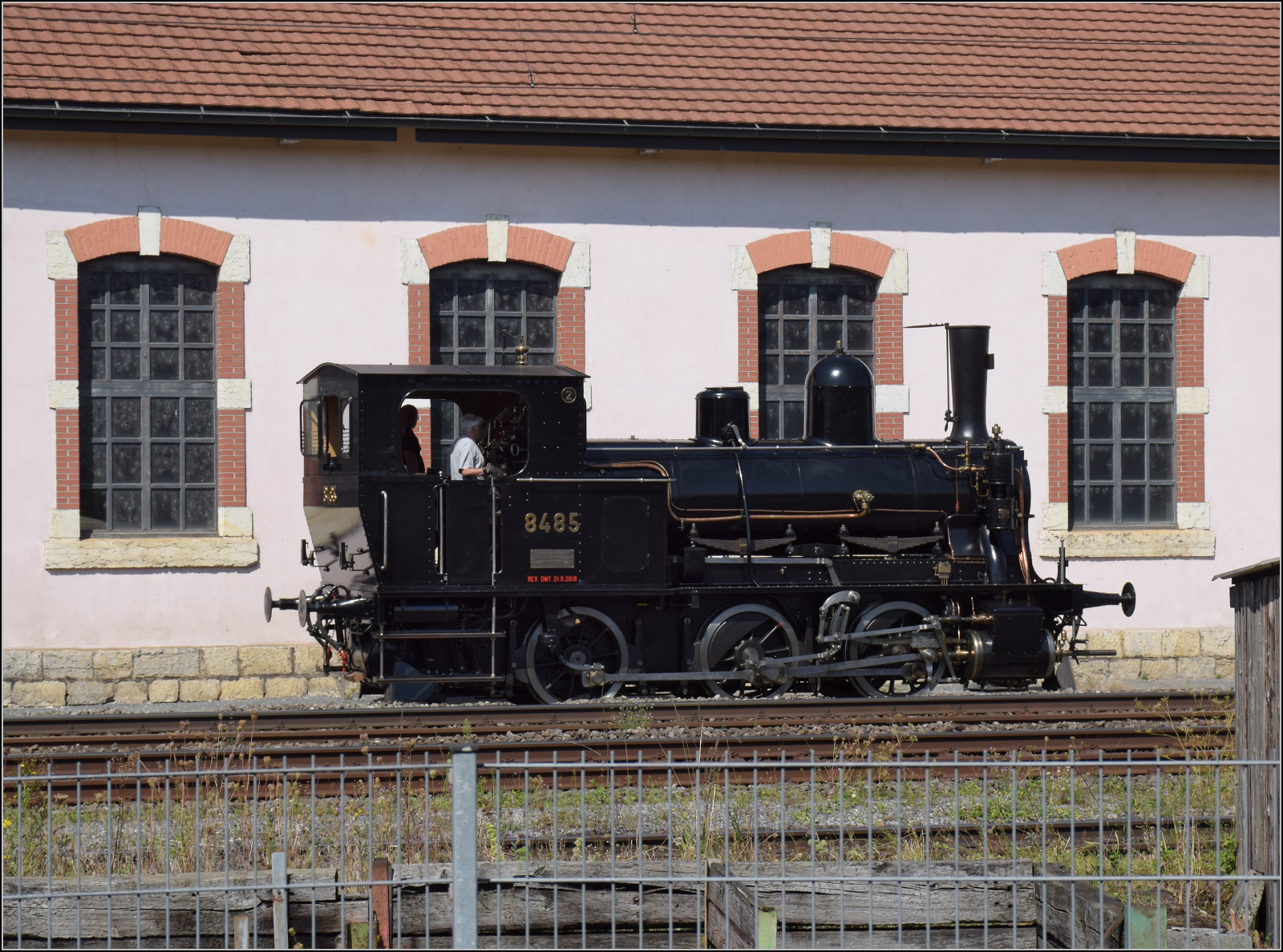 Ein offenes Tor in der Rotunde Delmont, ein Pfiff, da muss man schauen, was dort vor sich geht. Und Heureka, direkt in eine Abnahme oder Probefahrt des offensichtlich frisch revidierten Tigerlis E 3/3 8485 geplatzt. Mit ihrem frischen Lack glich das Tigerli eher einer Photonenfalle denn einer Raubkatze. So sind zwar wahre Klimmzge in der Nachbearbeitung fllig, das Antlitz der Lok hingegen ist sensationell gefllig. August 2024.